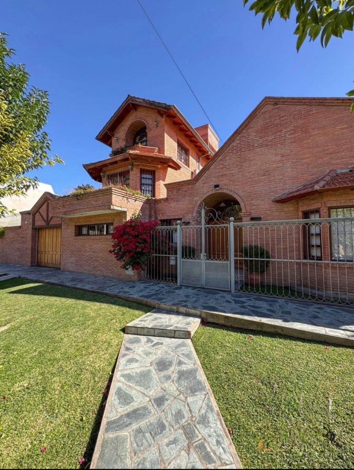 ESPECTACULAR CASA EN ALQUILER TRES CERRITOS