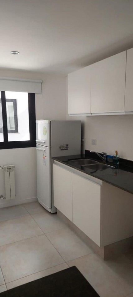 HERMOSO DEPTO UN DORMITORIO CON BALCON COCHERA CERCA DEL SHOPPING