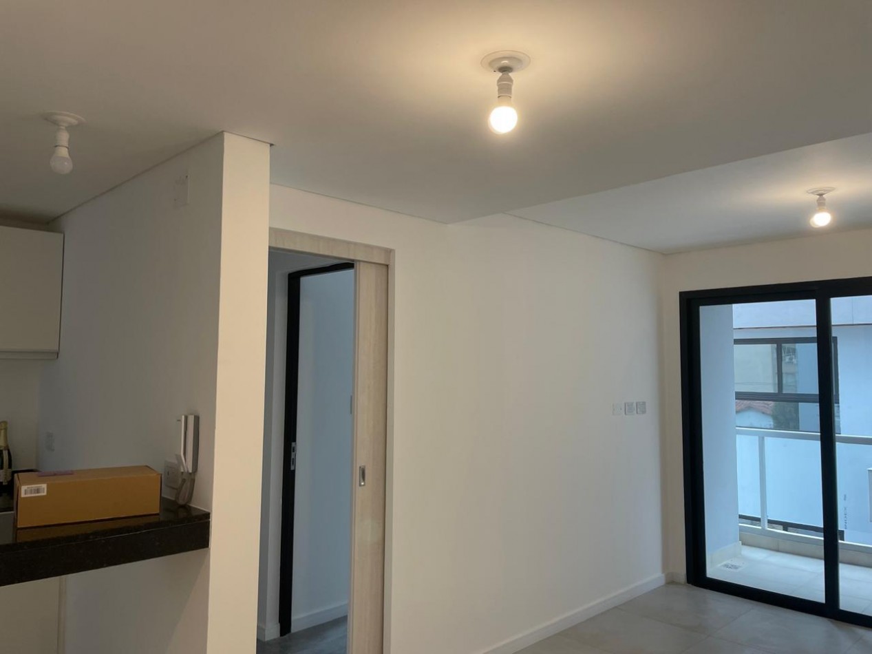 HERMOSO DEPTO UN DORMITORIO CON BALCON COCHERA CERCA DEL SHOPPING