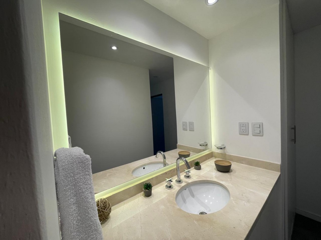 HERMOSO DEPTO UN DORMITORIO CON BALCON COCHERA CERCA DEL SHOPPING