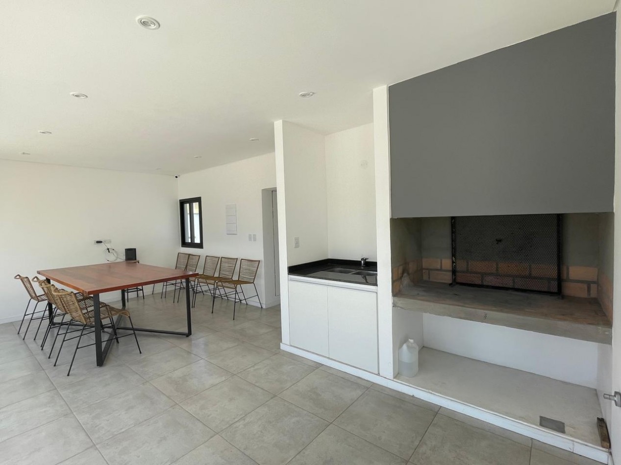 HERMOSO DEPTO UN DORMITORIO CON BALCON COCHERA CERCA DEL SHOPPING