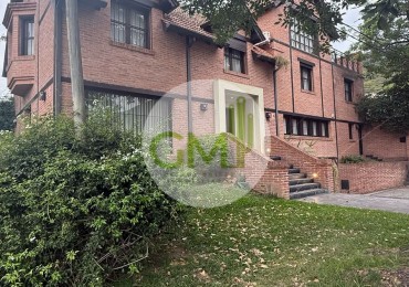RESIDENCIA DE CATEGORIA EN ESQUINA DE TRES CERRITOS
